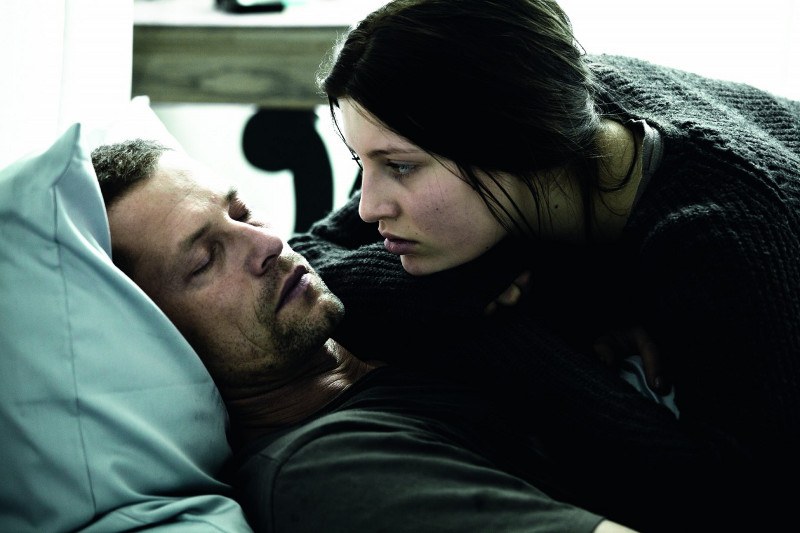 Max (Til Schweiger) und Nina (Luna Schweiger) kommen sich langsam näher