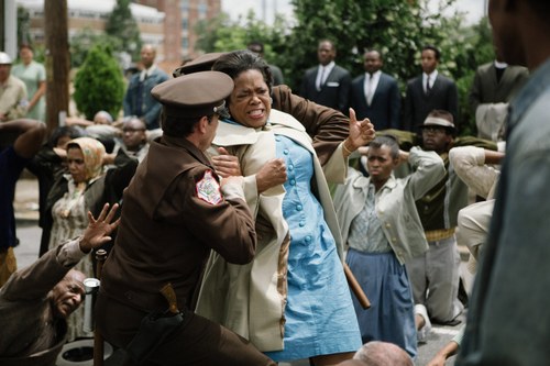 Oprah Winfrey als niedergeknüppelte Bürgerrechtlerin. Sie koproduzierte den Film.