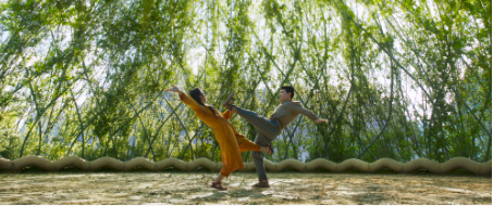 Wunderbar: Martial Arts in Zeitlupe, mit durch die Luft schwebenden Körpern, nahe am Ausdruckstanz. Ein Gewinn im MCU.