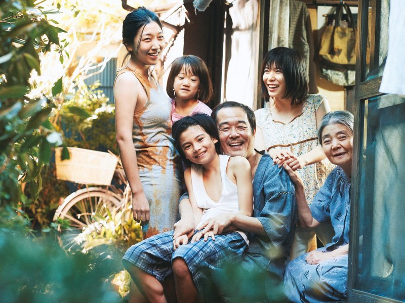 An den Rändern Tokyos: Eine Familie, in der niemand verwandt ist, aber doch alle zusammenhalten.