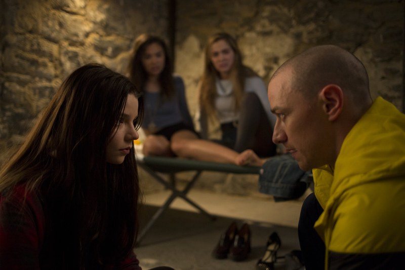 Kommt gleich zur Sache: "Split" hat den Charakter eines Planspiels, in dem verschiedene Konstellationen der menschlichen Psyche durchexerziert werden. Der Horror ist dabei weniger phyisch, sondern schillernd, ein bisschen pervers.