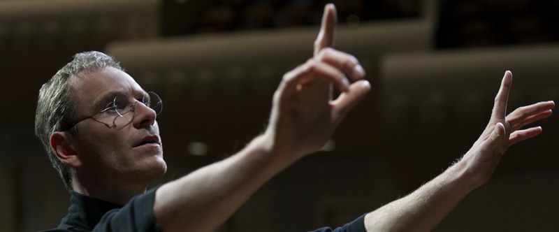Michael Fassbender als Steve Jobs: Der Mann, der zwar kein Instrument beherrscht, aber das Orchester anleitet.
