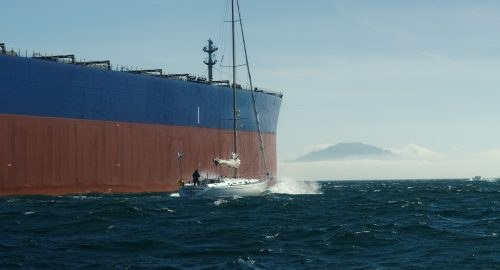 Frachtschiffe kreuzen ungerührt und fast unbemannt das Meer, das erinnert an "All is Lost" mit Robert Redford.