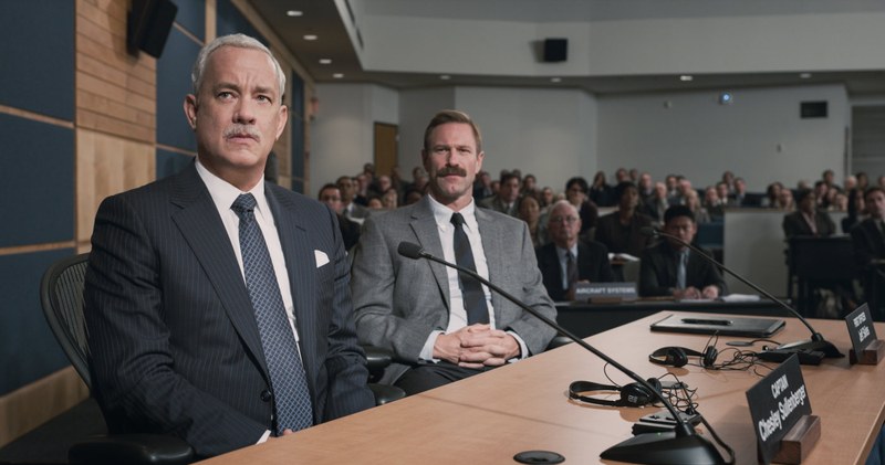 Tom Hanks als Sully, der Pilot, dem die Institutionen ans Bein pinkeln wollen.