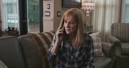 Ein Seitenschauplatz, den Eastwood auf einige knappe Szenen beschränkt: Laura Linney als Sullys besorgte Ehefrau, die im TV  dem Geschehen folgt.