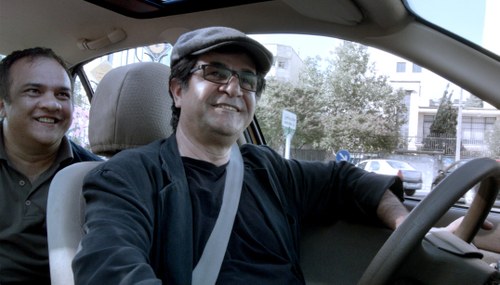 Wer lacht hier so gelöst? Regisseur Jafar Panahi ("Der Kreis"), der auf unerschrockene Weise im öffentlichen Raum Teherans gegen das gerichtlich verhängte Arbeitsverbot verstößt.