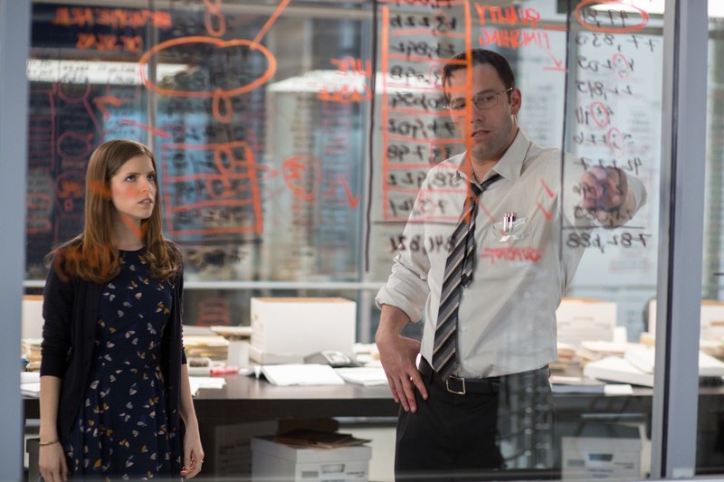 Ben Affleck löst das Rätsel einer unklaren Firmenbilanz innerhalb einer Nacht und lässt die Buchhalterin (Anna Kendrik) staunen.