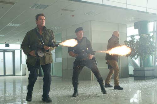 Schwarzenegger, Stallone, Willis: Die Selbstparodie ist Teil des Projekts.