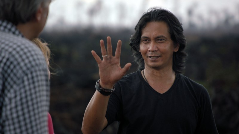 Düstere Ausblicke: Der indonesische Aktivist Feri Irawan auf einer verkohlten Fläche, die kurz zuvor noch Primärwald war. Die Conclusio: nachhaltiges Palmöl gibt es nicht.