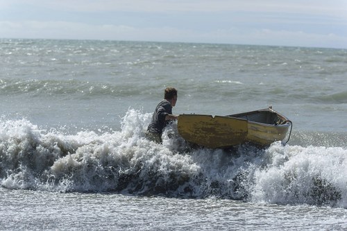 Ein Kind, angeschwemmt in einem Boot, als Gewissensprüfung
