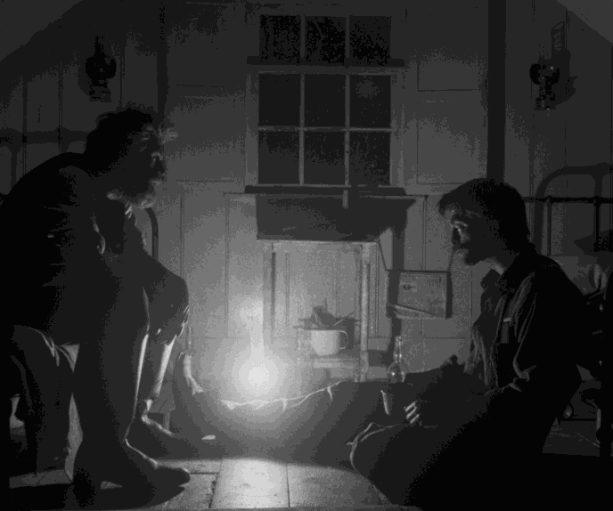 Der wesentlichste Auftrag dieses Films an sich selbst: der Realität in den Nebeln dieser schwarzgrauen Bilder zu entfliehen.