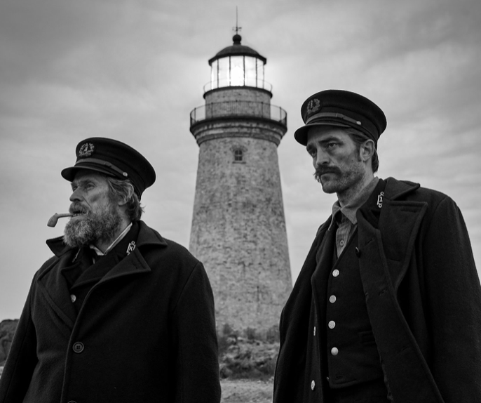 Starker Auftritt, der diese Inszenierung dominiert: Willem Dafoe als bärbeißiger Kapitän und Trunkenbold, der seinen Untergebenen in den Wahnsinn treibt.