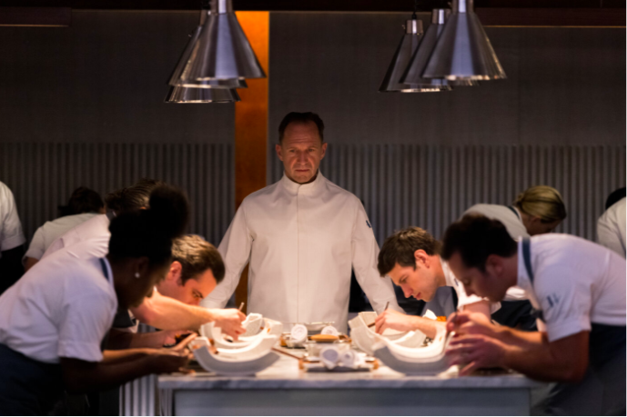 Der Chef (R. Fiennes) als schillerndes Abziehbild: als Sektenguru und Drill-Sergeant.
