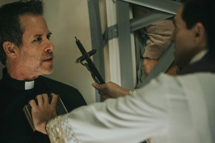Dramaturgische Finte: Zwei Priester inszeniert wie Cops, die mit sich selbst nicht ganz im Reinen sind.