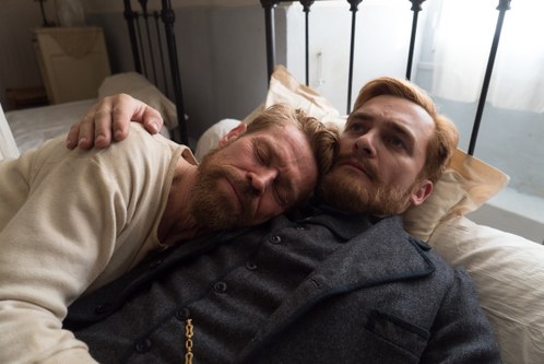 Zwei Brüder, eine innige Geste. "Van Gogh" sucht immer wieder den unmittelbaren filmischen Ausdruck.