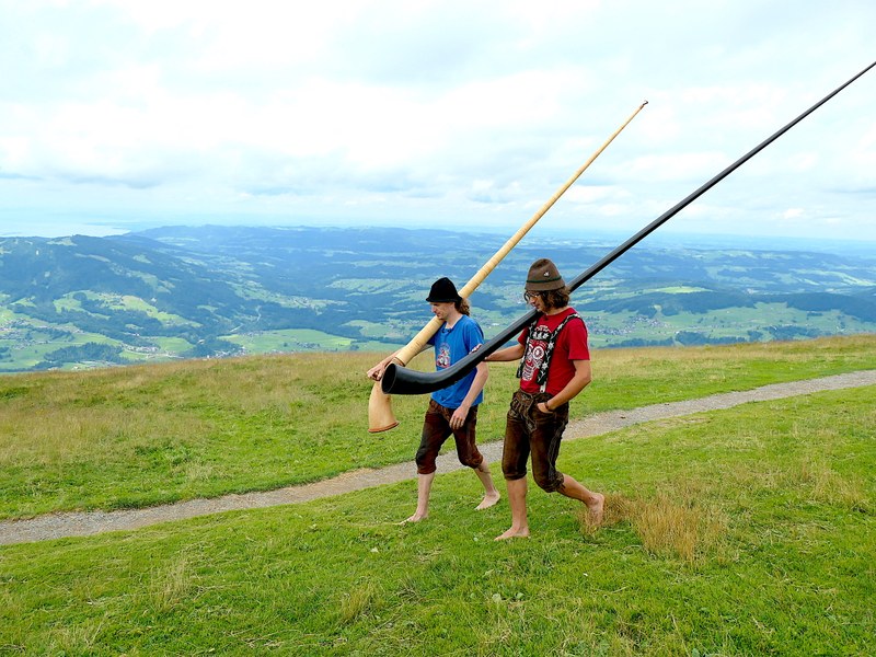 Mit Alphörnern und anderen Instrumenten auf Wanderung