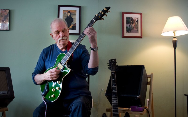 Der Musiker John Abercrombie in seinem privaten Umfeld