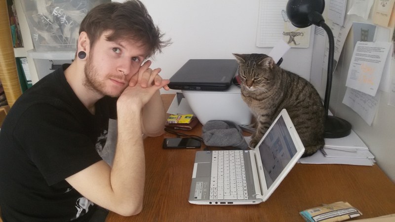 Studiert Politikwissenschaft und ist Mitglied der Band Pettersson: Tobias Chromy