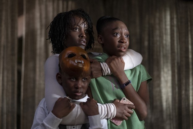 Lupita Nyong'o und ihre Familie werden in eine Slasher-Serie verwickelt, deren ironischer Humor eher für Freunde des Genres gedacht ist. Ein bisschen "Halloween" ist auch dabei.