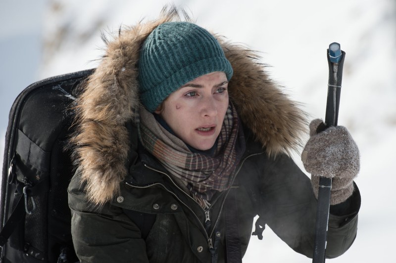 Alex (Kate Winslet) hat sich beim Flugzeugabsturz verletzt. Gut, dass Ben (Idris Elba) Chirurg ist.