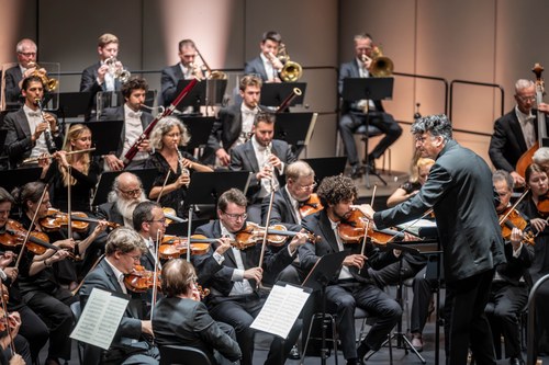Das Luzerner Sinfonieorchester und sein Chefdirigent Michael Sanderling (Foto: Florian Kraler)