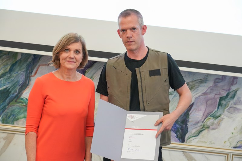 Landesstatthalterin Barbara Schöbi-Fink überreichte den Internationalen Kunstpreis an Florian Germann. (Foto: Land Vorarlberg)