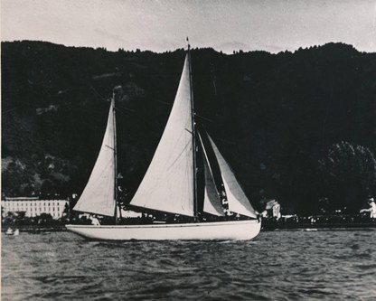 Franz Plunder, Bildhauer, Bootsbauer und Abenteurer, segelt über den Atlantik, 1923. (Foto: Stadtarchiv Bregenz)