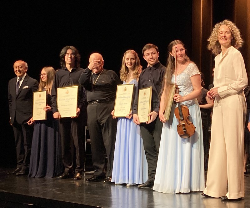 v. l. n. r.: Hossein Samieian, Siegerin Léanne von Sury, Maximilian EIsenhut, Maestro Graziano Mandozzi, Katharina Mätzler, Friedrich Wocher, Maruja Laukas und I.K.H. Erbprinzessin Sophie von und zu Liechtenstein.