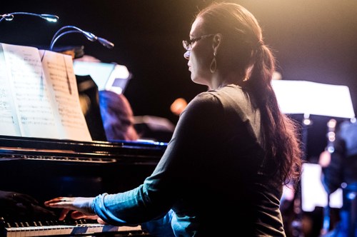 Pianistin Laia Genc rückte wegen der beengten Bühnenverhältnisse optisch in den Hintergrund, spielte akustisch aber eine glänzende Partie.
