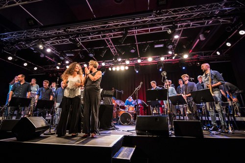 Christina Fuchs und Caroline Thon freuten sich mit ihrem exzellenten Orchester am Spielboden über den ersten Auftritt in Österreich überhaupt. (alle Fotos: Stefan Hauer)