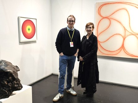 Galerist Maximilian Hutz mit seiner Mutter am Stage-Stand