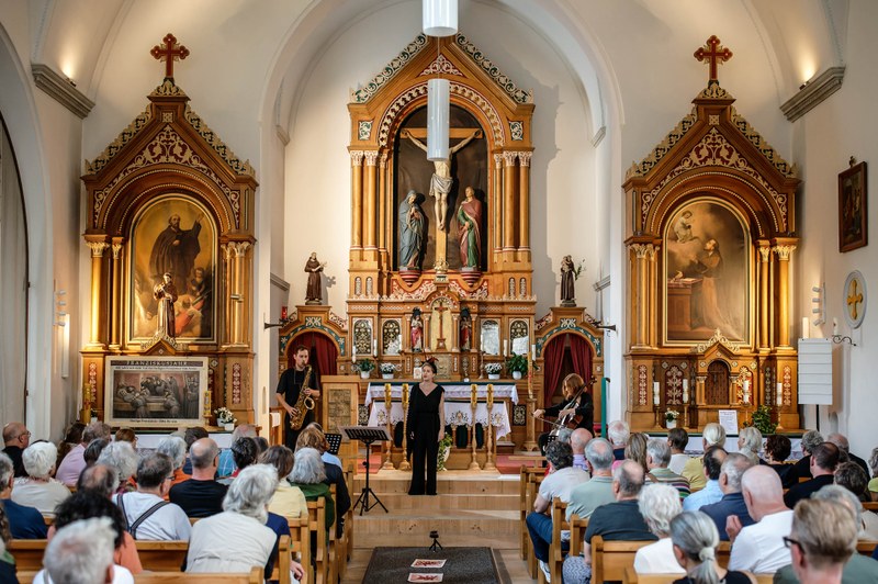 2. Tag: Die Klosterkirche Bezau lieferte den passenden Rahmen für das Programm „Teuflin/She-Devil“ der in New York lebenden österreichischen Vokalartistin Luisa Muhr (Foto: Stefan Hauer)