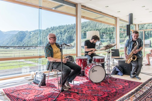 Der Jazz-Journalist Wolf Kampmann zog ausgesprochen witzige Parallelen zwischen der (katholischen) Religion und dem Jazz (als eine Art Sekte) – musikalisch unterstützt von Pedro Melo Alvezund Andreas Broger.