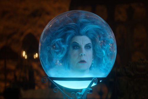 Der Kopf von Jamie Lee Curtis fühlt sich in seiner Glaskugel überraschend wohl. 