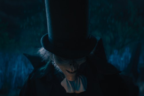 Sieht aus wie Ebenezer Scrooge, ist aber der nicht zu erkennende Jared Leto als Obergeist.