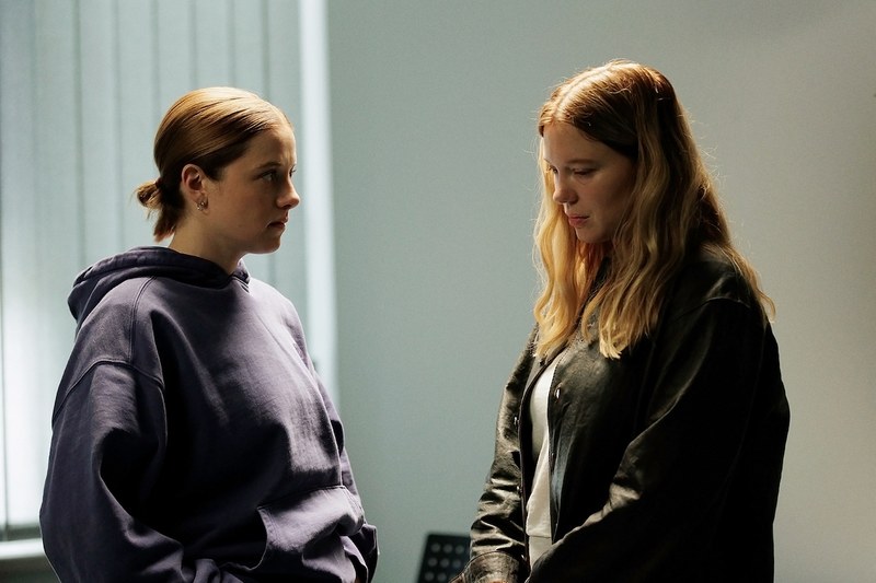 Die Ermittlerin (Jella Haase, li.) kann Lucy nicht weiterhelfen und hat ein eigenes Problem mit ihrem Vater. (Foto: Frédéric Batier/Film AG)