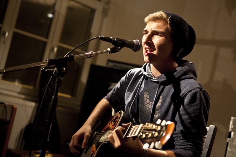 Der Abend wird mit einer Singer-Songwriter Soloperformance eröffnet