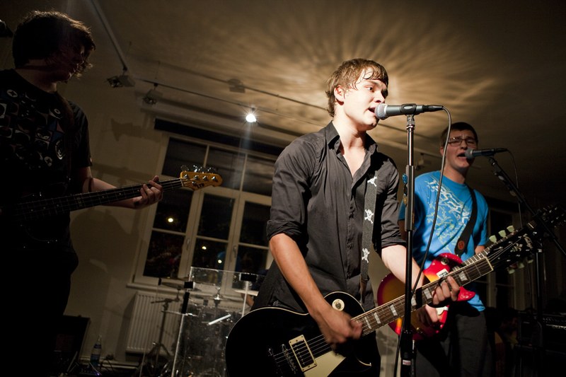 Die junge Punkband "The Bänkers" gaben alles