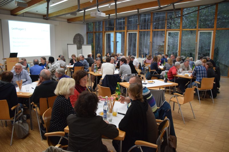 Ziele des „1. Dialogforum Flucht – Asyl – Integration“ waren beispielsweise: wertschätzendes Austauschen auf Augenhöhe ermöglichen, besseres Verstehen fördern, vernetzen und Handlungsperspektiven entwickeln
