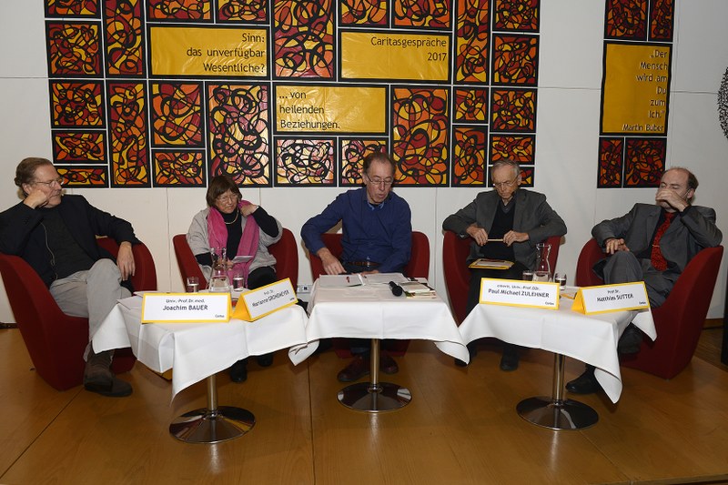 Hochkarätige Gäste waren eingeladen (v.l.n.r): Joachim Bauer, Neurowissenschaftler, Arzt und Psychotherapeut, Marianne Gronemeyer, Erziehungs- und Sozialwissenschaftlerin, Moderation Franz Köb, Paul M. Zulehner, Pastoraltheologe und Religionssoziologe, Matthias Sutter, Volkswirtschaftler und Theologe