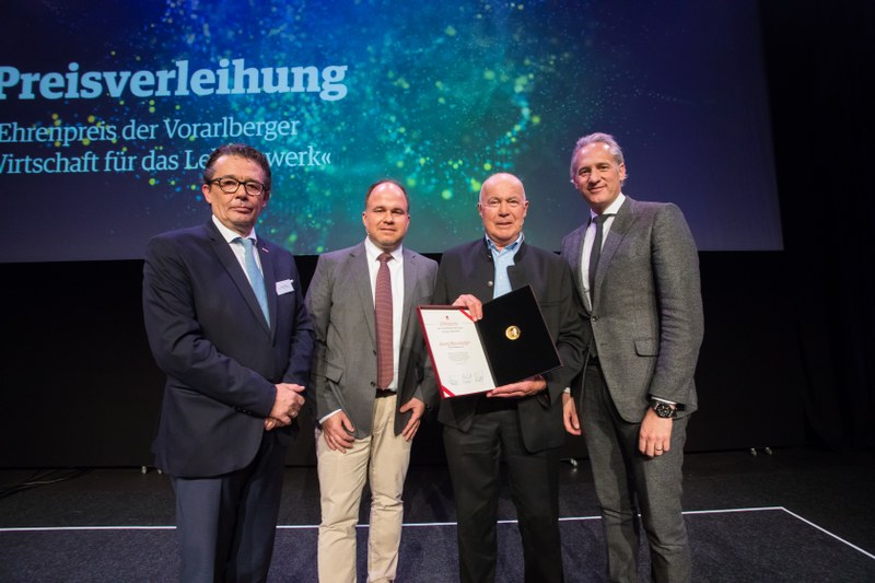 Georg Meusburger nimmt den Preis für sein unternehmerisches Lebenswerk entgegen. V.l.n.r.: Hans-Peter Metzler (WKO Vbg), Gerold Riedmann (VN), Georg Meusburger, Martin Ohneberg (IV Vlbg) (© Vorarlberger Nachrichten)