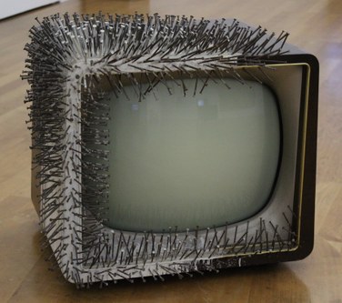 Günter Uecker: "TV auf Tisch", 1963