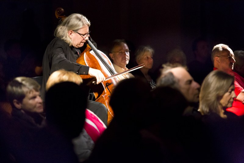 Der deutsche Cellist Peter Bruns bettet die Erzählungen musikalisch in den Abend ein. © Dietmar Mathis | Montforter Zwischentöne