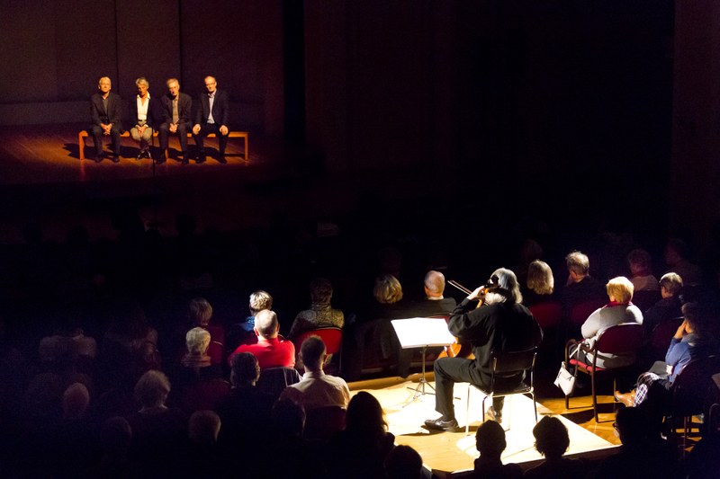 Die vier SterbebegleiterInnen Otto Gehmacher, Maria Hammerer, Elmar Simma und Karl W. Bitschnau sowie der Cellist Peter Bruns als Quintett. © Dietmar Mathis | Montforter Zwischentöne