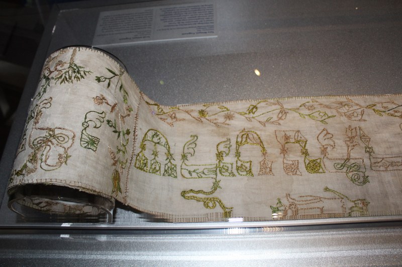 Auch in der Ausstellung zu sehen: Tauftücher, Gebärtücher und Beschneidungstücher.