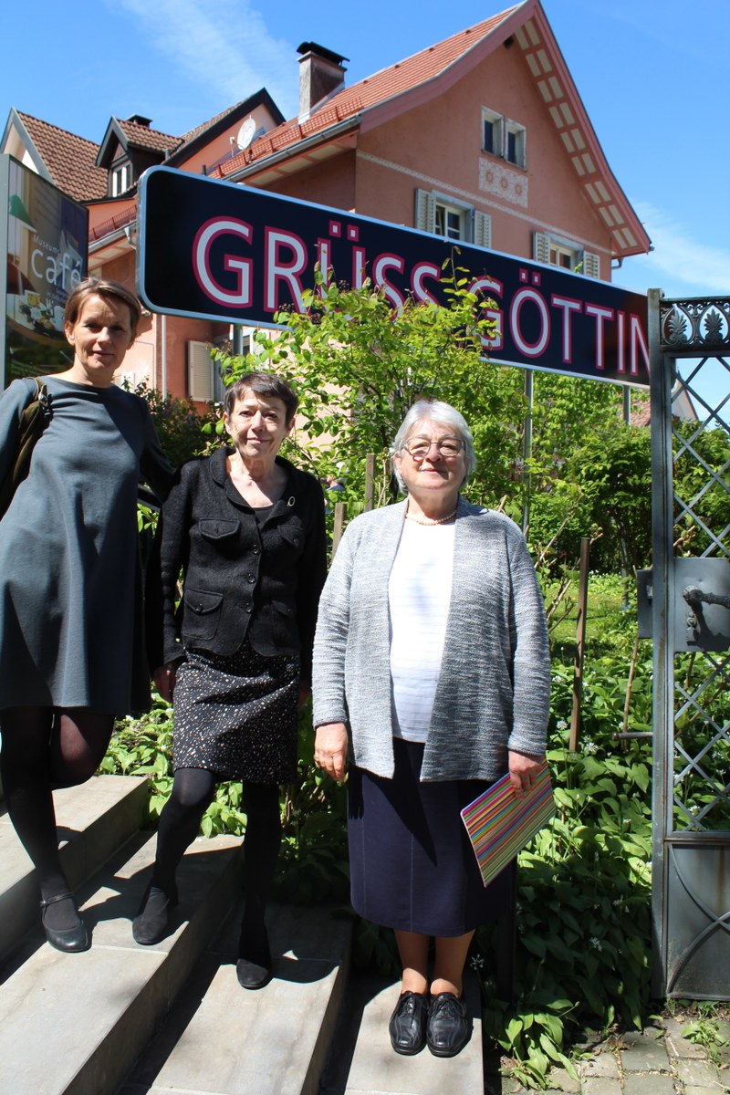 Grüss Göttinnen: Die Kuratorinnen Michaela Feurstein-Prasser und Felicitas Heimann-Jelinek mit Rabbiner Bea Wyler.