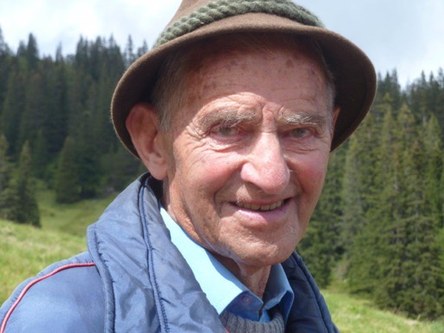 Hermann Bertsch, mittlerweile 86-jährig, geht mehrmals die Woche den 2 km langen, steilen Fußweg auf die Alpe und kontrolliert die Rinder @ Walserherbst