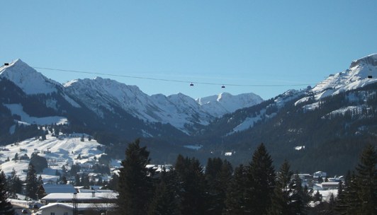 Fotomontage (DAV - nicht ganz maßstabsgetreue Darstellung) der geplanten Seilbahn zwischen Ifen (rechts) und Walmendinger Horn