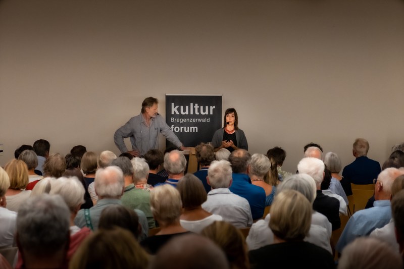 Kurt Bereuter im Gespräch mit Carola Schneider bei der gut besuchten Veranstaltung © Johannes Rehm