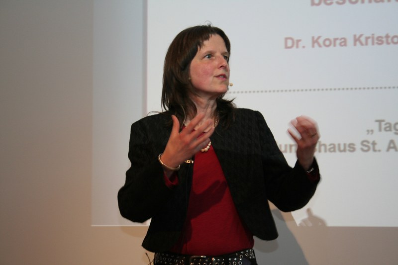 Dr. Kora Kristof...  (Fotos © Gerda Zimmermann, Arbogast)